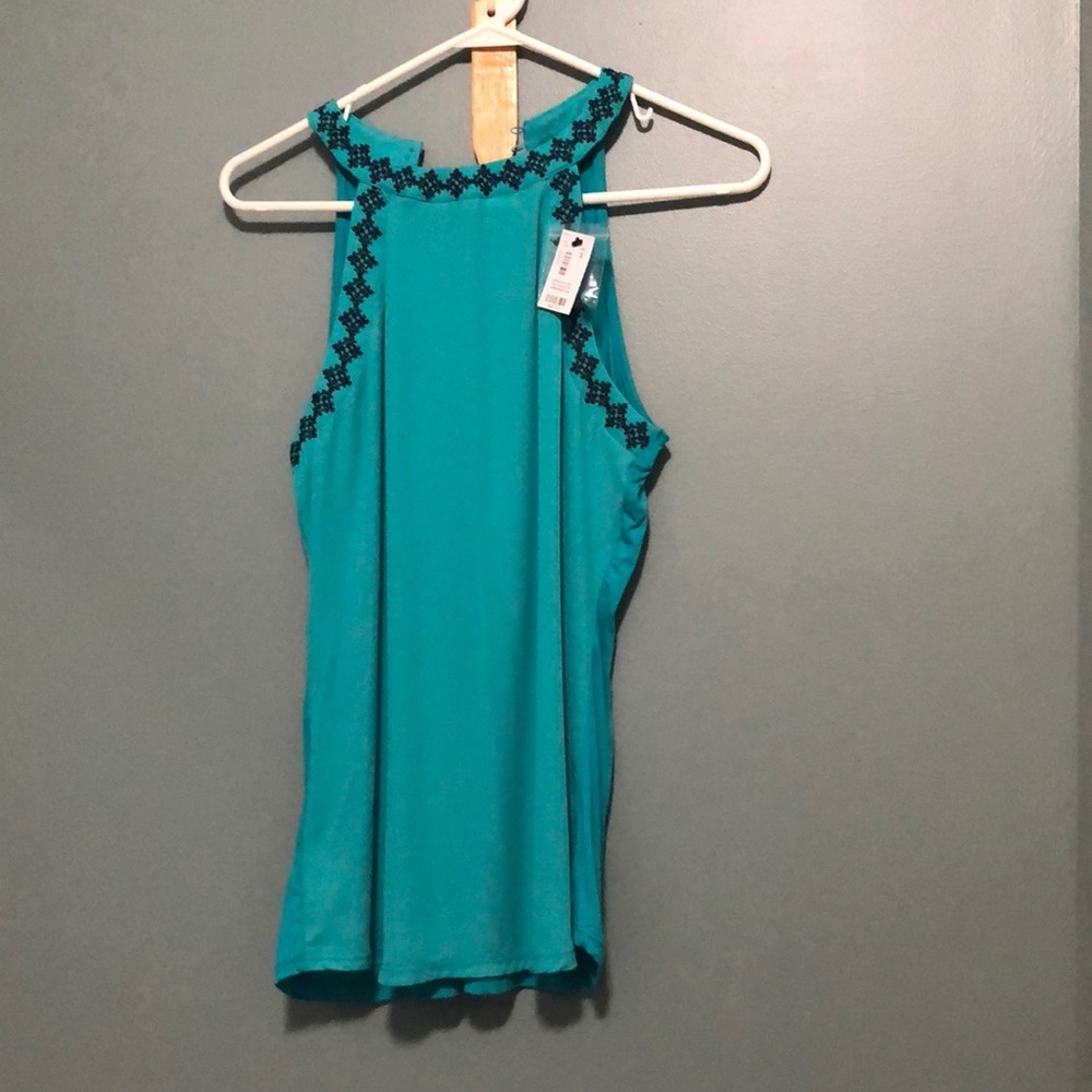 Limited top with beautiful details arms and neck